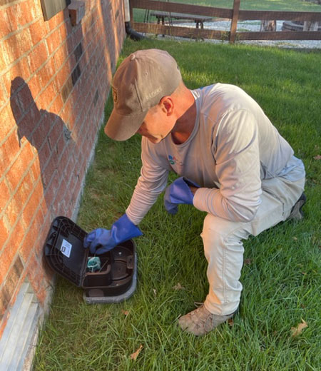 Setting a rodent bait station